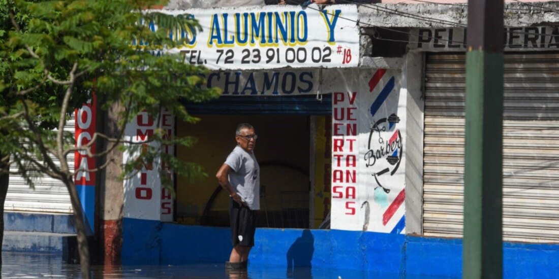 Un hombre espera en una calle anegada de San Mateo Atenco, luego de la tormenta del lunes.