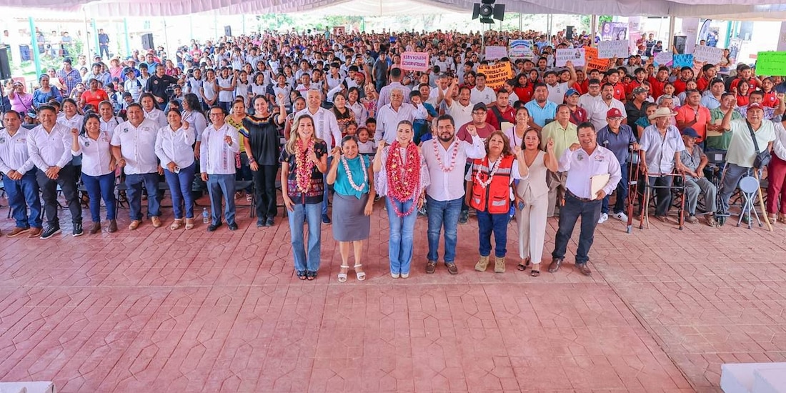 Al centro, la gobernadora de Guerrero, Evelyn Salgado Pineda.
