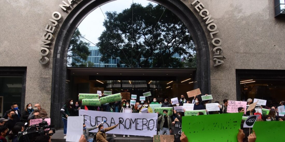 Estudiantes y académicos del CIDE protestan afuera de las oficinas del Conacyt. <br>*Esta columna expresa el punto de vista de su autor, no necesariamente de La Razón.<br> <br>