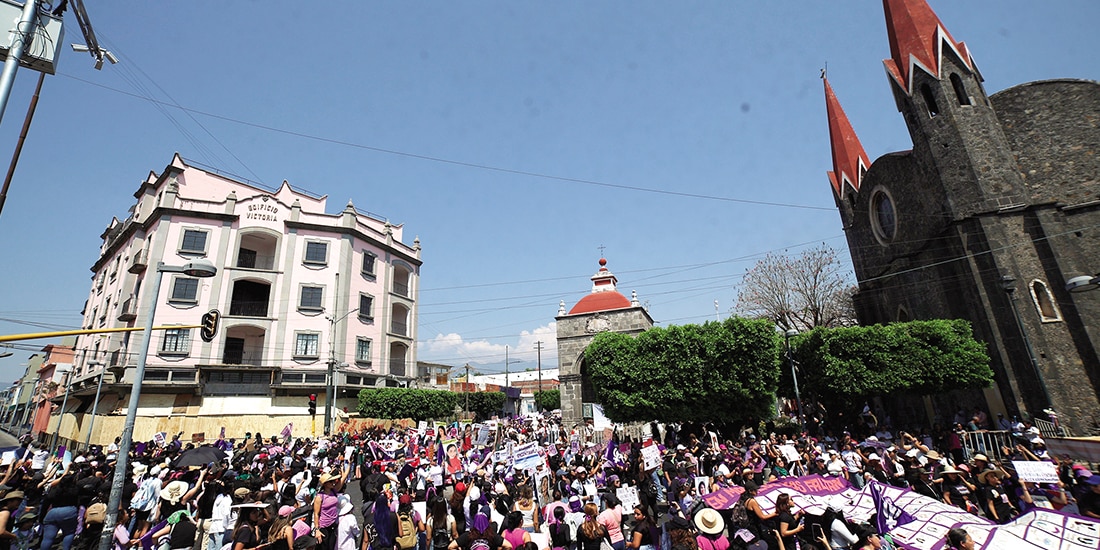 ASPECTO de la marcha del 8M el domingo pasado en Cuernavaca, en la que miles de mujeres protestaron contra las desapariciones y feminicidios de estudiantes.