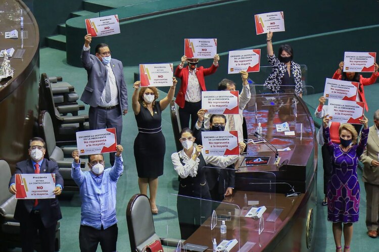 Diputados del PT exigen destitución de Laura Rojas como presidenta de la Mesa Directiva de San Lázaro.