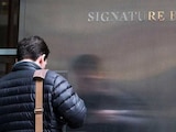 Un trabajador llega a la sede de Signature Bank en la ciudad de Nueva York, EE. UU., 12 de marzo de 2023