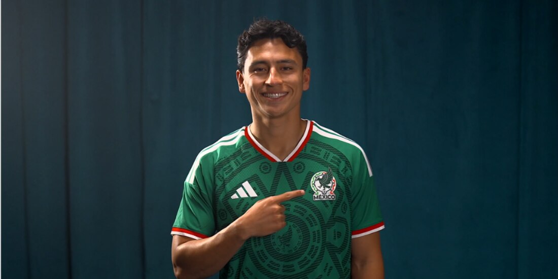 Ramón Juárez posa con la nueva camiseta de México.