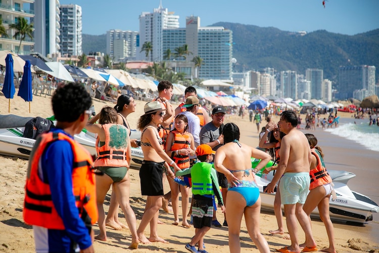 Turistas nacionales e internacionales disfrutan de los destinos de Guerrero.