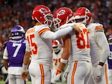 Travis Kelce (87) tight end de los Chiefs celebra con el quarterback Patrick Mahomes (izquierda), luego de atrapar un pase de touchdown de 4 yardas ante los Vikings