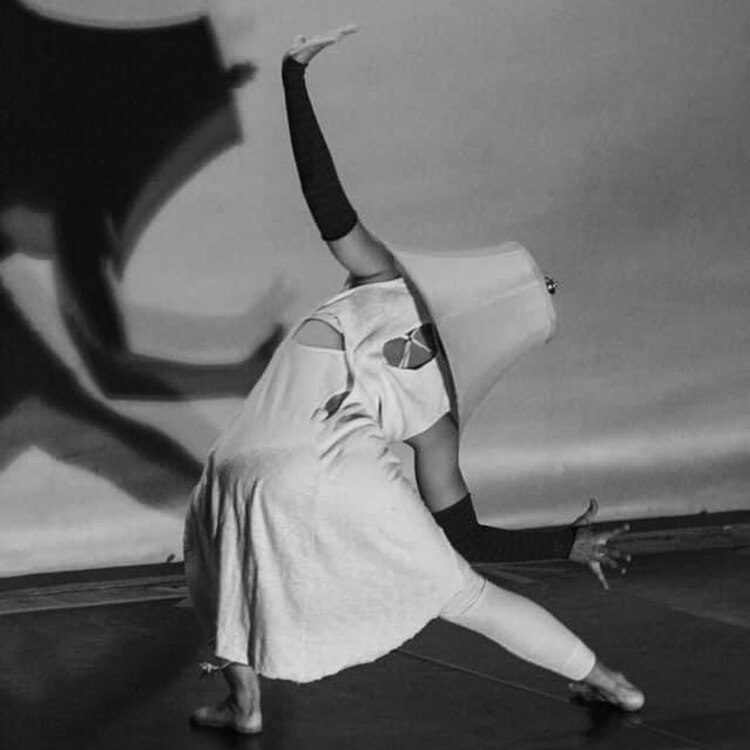 Bailarina en la Noche de Solos, que ayuda a organizar Silvia, egresada de la ADM.