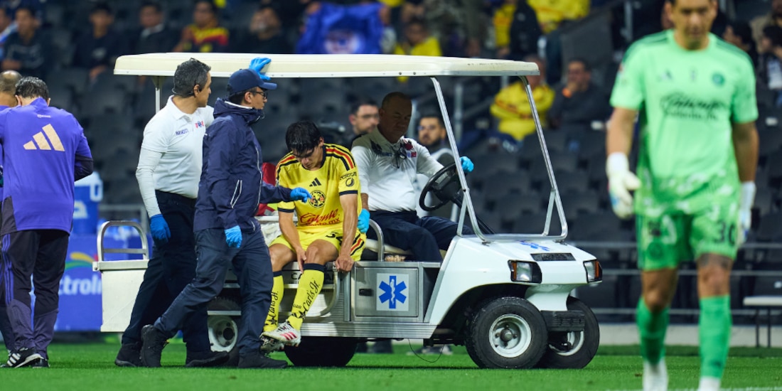 Dagoberto Espinoza salió en el carrito de las asistencias del campo.