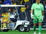 Dagoberto Espinoza salió en el carrito de las asistencias del campo.