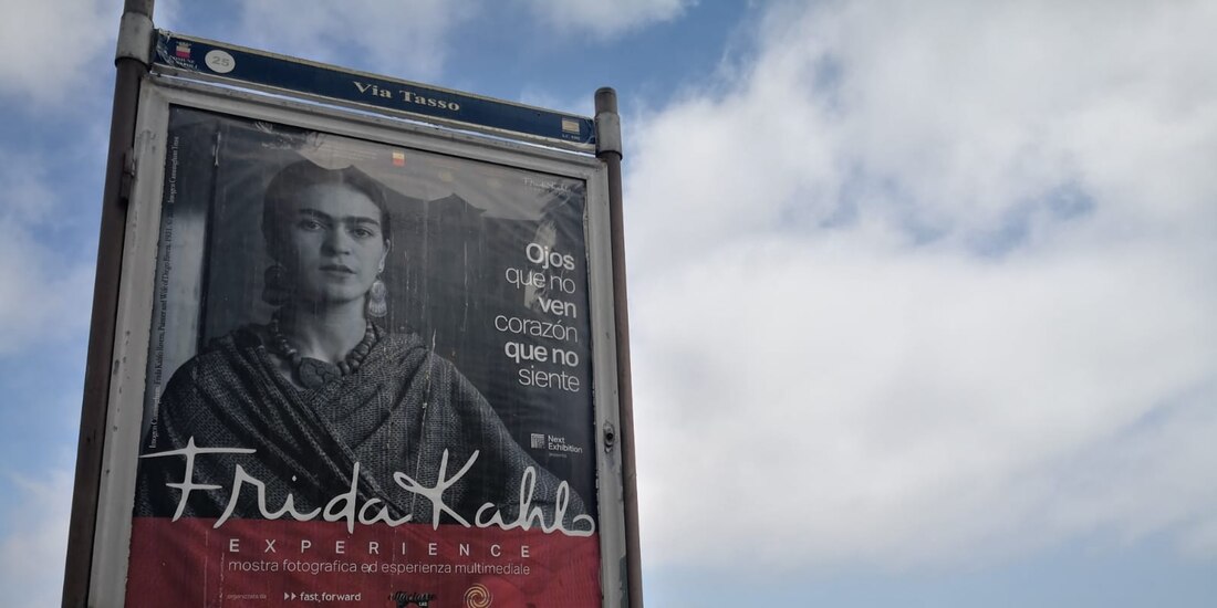 La exposición muestra aspectos íntimos de la pintora Frida Kahlo.