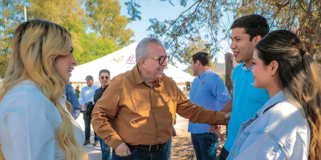 El mandatario estatal Rubén Rocha Moya, ayer, en su visita por Surutato, en Badiraguato, Sinaloa.