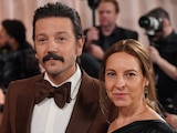 Marina de Tavira y Diego Luna en los Golden Globes
