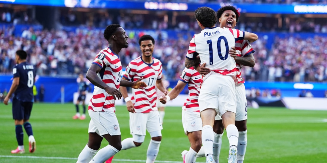 Jugadores de Estados Unidos festejando el primer gol del partido.