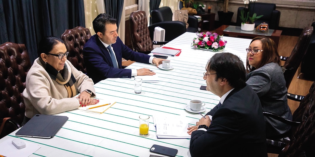 Reunión entre Rosa Icela Rodríguez (1.ra de izq. a der.) y Humberto Henderson (3.o de izq. a der.), ayer.