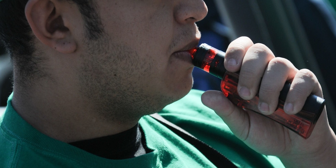 Un hombre fuma un vapeador en una protesta contra su prohibición, en marzo de 2024.
