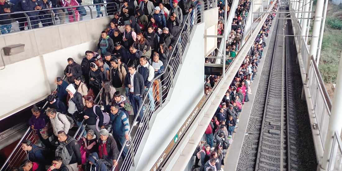 Usuarios saturaron las estaciones del Metro, ayer.