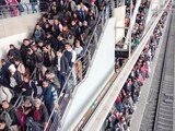 Usuarios saturaron las estaciones del Metro, ayer.