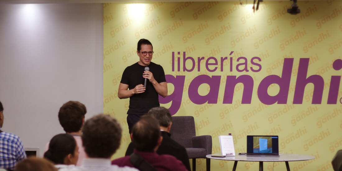 Juan Carlos Chávez, escritor y profesor de creatividad y Etología Económica