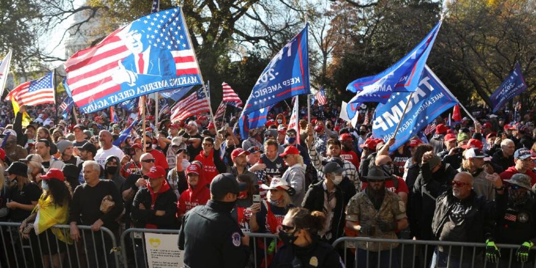 Avanzaron gritando frases como: "¡Detén el robo!" y "¡Somos los campeones!"..