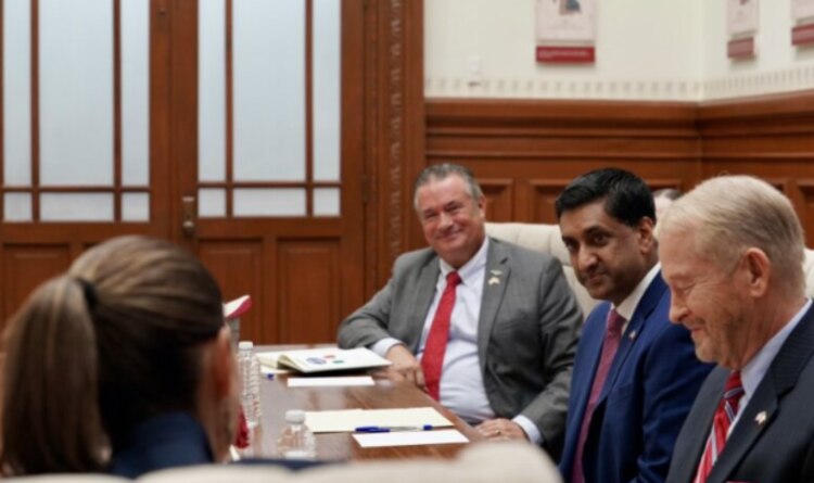 La presidenta Sheinbaum conversa con los congresistas Donald Bacon (c.) y Rohit Khanna, y el embajador de EU, Ronald Johnson (der.), ayer, en Palacio Nacional.