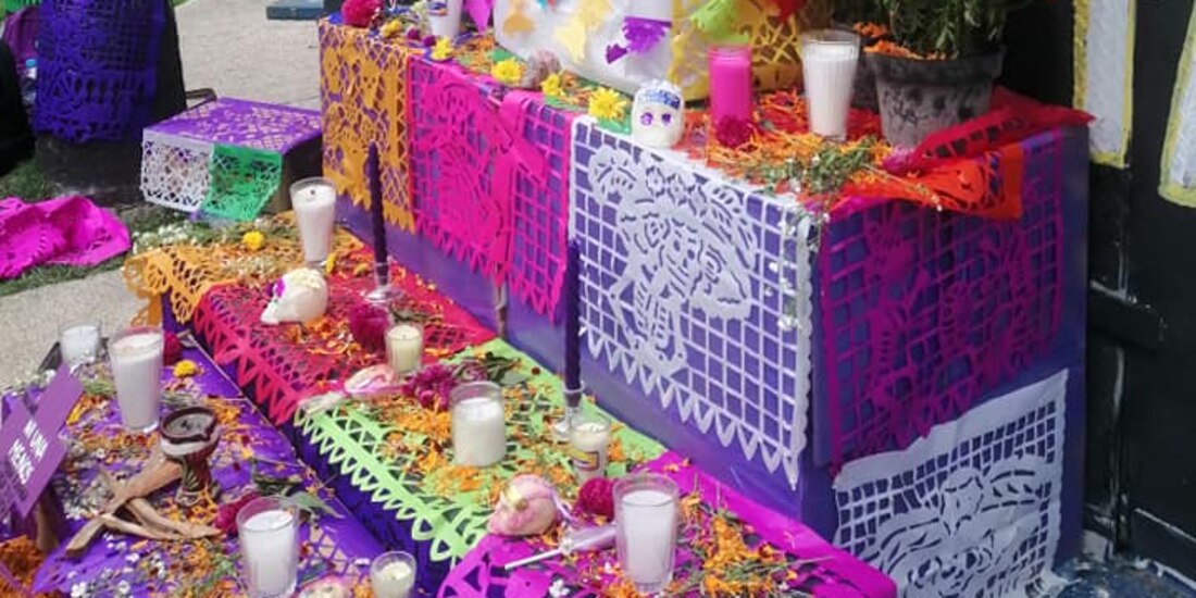 Activistas colocan ofrenda a las mujeres víctimas de feminicidio en glorieta de Colón