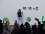 Activistas de todo el país se agruparon en las principales ciudades, ayer, desde Tuxtla Gutiérrez hasta San Luis Potosí y desde Morelia a Orizaba, para exigir a sus autoridades que despenalicen el aborto y que impulsen acciones reales contra la violencia hacia las mujeres y frenar la ola de feminicidios.