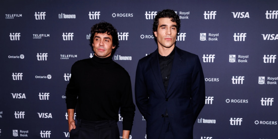 Javier Ambrossi, a la izquierda, y Javier Calvo son fotografiados en la alfombra roja de la película La Bola Negra durante el Festival Internacional de Cine de Toronto, el martes 15 de septiembre de 2026.