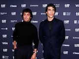 Javier Ambrossi, a la izquierda, y Javier Calvo son fotografiados en la alfombra roja de la película La Bola Negra durante el Festival Internacional de Cine de Toronto, el martes 15 de septiembre de 2026.