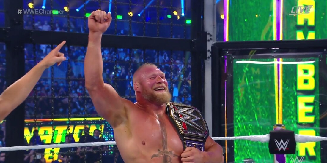 Brock Lesnar festeja su coronación en la WWE Elimination Chamber.