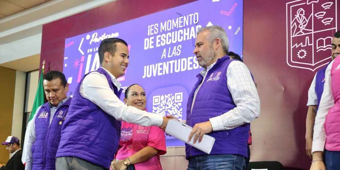 El gobernador Ramírez Bedolla (der.), ayer, en el arranque de la Consulta.