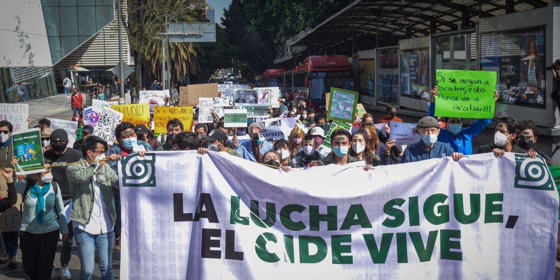 Estudiantes y académicos del Centro de Investigación y Docencia Económicas (CIDE) realizaron una manifestación pacífica de Parque Hundido a las instalaciones del Conacyt ubicadas en Insurgentes Sur.