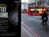 Un letrero en una parada de autobús muestra las medidas impuestas por el gobierno contra el brote de la enfermedad, en Londres.