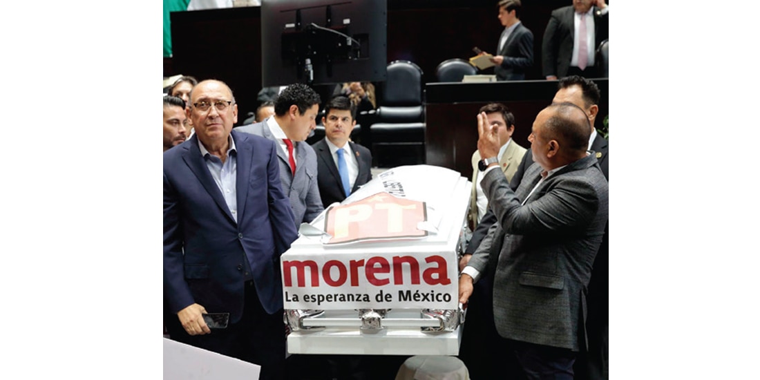 BAJO LA LEYENDA “murió la libertad”,
diputados del PRI acusaron al Gobierno
de censurar a los ciudadanos con la Ley de Telecomunicaciones, el pasado 1 de julio.