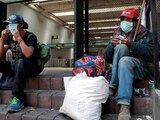 Personas sin hogar en la Ciudad de México utilizan cubrebocas para evitar contagiarse de COVID-19