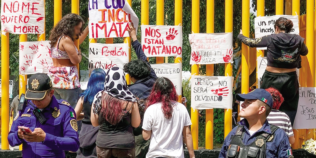 Estudiantes colocan en las rejas del CCH pancartas contra la inseguridad , ayer.