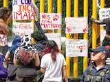 Estudiantes colocan en las rejas del CCH pancartas contra la inseguridad , ayer.