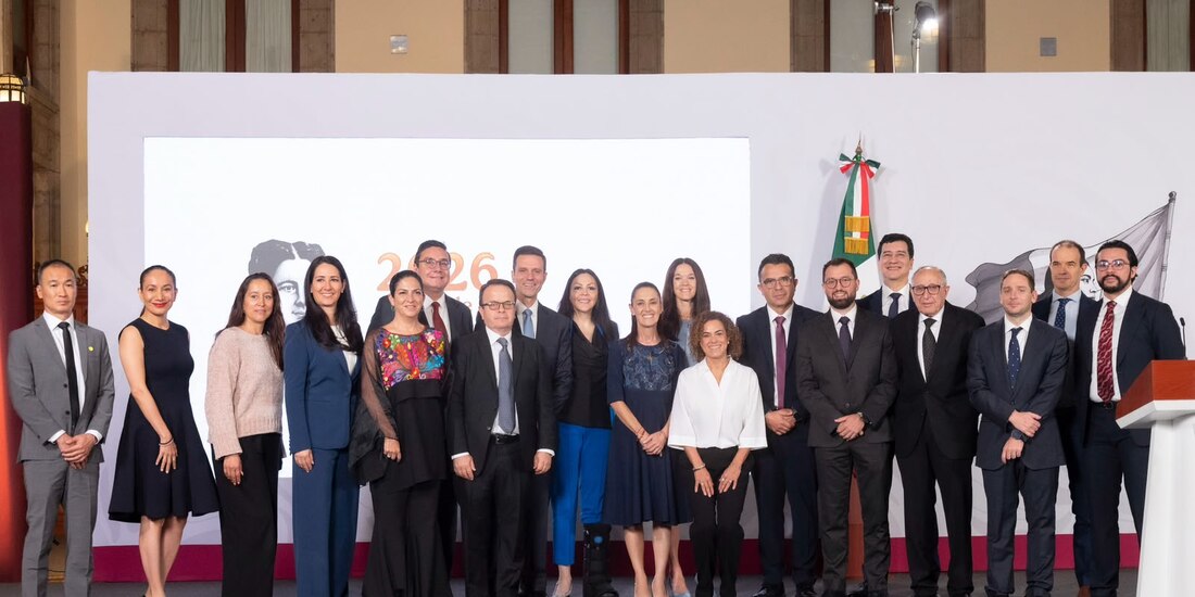 Empresarios farmacéuticos este jueves en Palacio Nacional junto a la Presidenta.