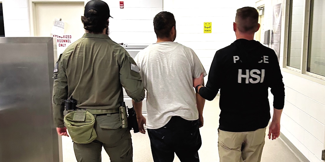 Agentes de migración escoltan a un detenido en Los Ángeles, en imagen de archivo