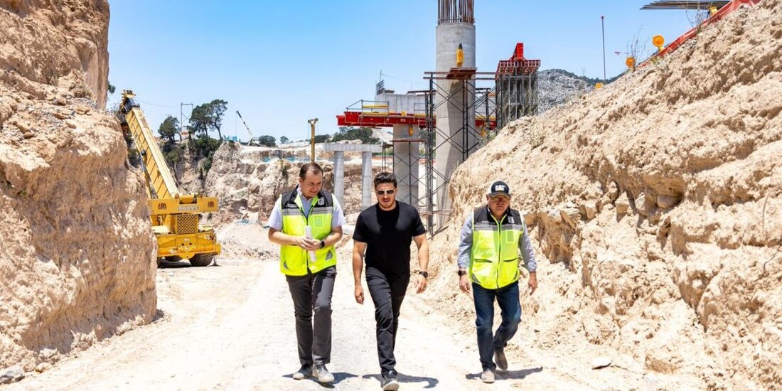 Samuel García supervisa obras de Carretera Interserrana.