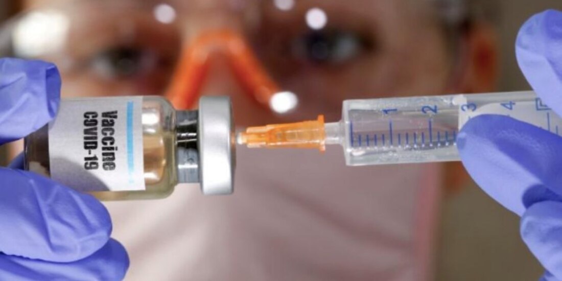 Imagen de ilustración de una mujer sosteniendo una pequeña botella etiquetada como "Vacuna COVID-19" y una jeringa médica.