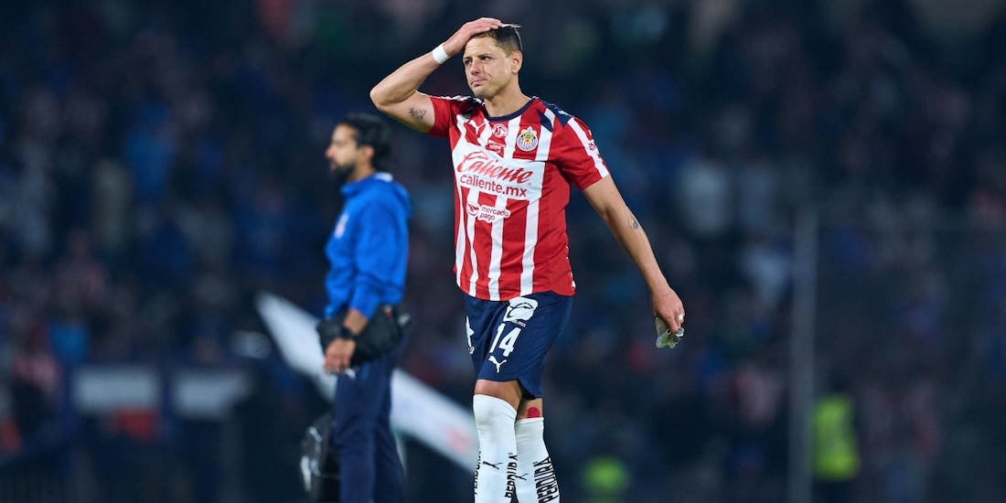 Chicharito Hernández después de fallar el penalti con Chivas ante Cruz Azul en la Liguilla de la Liga MX