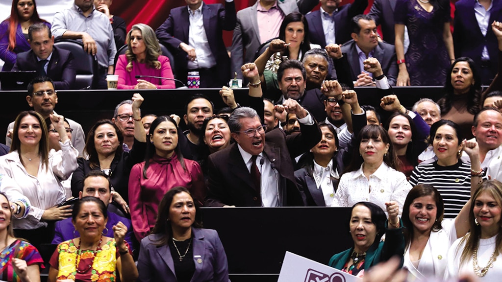 Diputados de Morena encabezados por Ricardo Monreal, ayer, en el pleno.