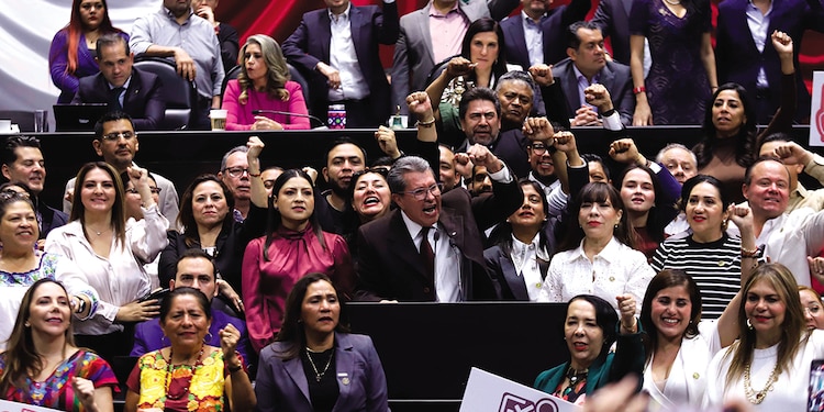 Diputados de Morena encabezados por Ricardo Monreal, ayer, en el pleno.
