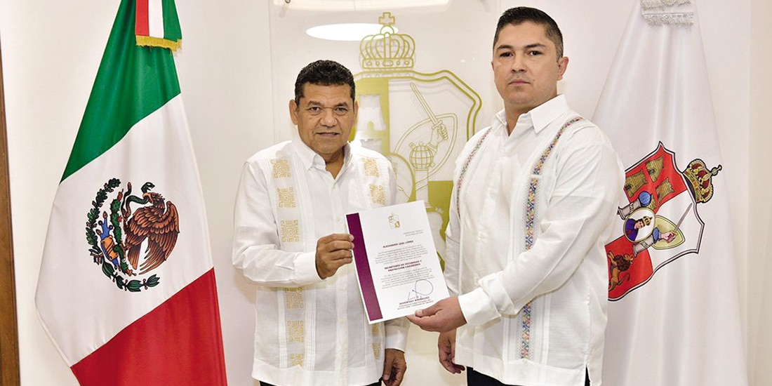 JAVIER MAY (izq.), al darle ayer posesión al nuevo funcionario, Alejandro Leal