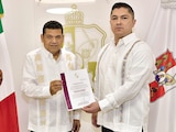 JAVIER MAY (izq.), al darle ayer posesión al nuevo funcionario, Alejandro Leal