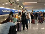 Un grupo de viajeros espera por su equipaje tras tener vuelos cancelados en Southwest Airlines en el Aeropuerto de Los Ángeles el 26 de diciembre de 2022