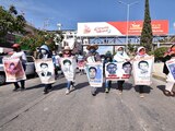 Familiares de los jóvenes desaparecidos marchan en Guerrero, el pasado 12 de diciembre.