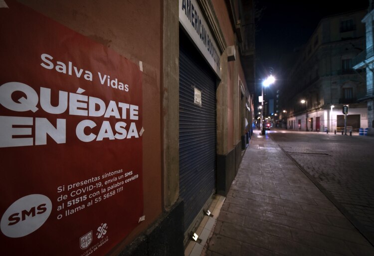 Un cartel que invita a quedarse en casa durante la pandemia por Covid-19