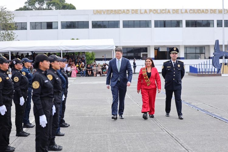 Al centro, la Jefa de Gobierno, Clara Brugada, y el titular de la SSC, Pablo Vázquez, el 25 de julio de 2026.
