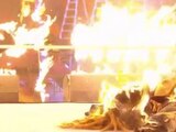 El momento en el que incendian al luchador de la WWE