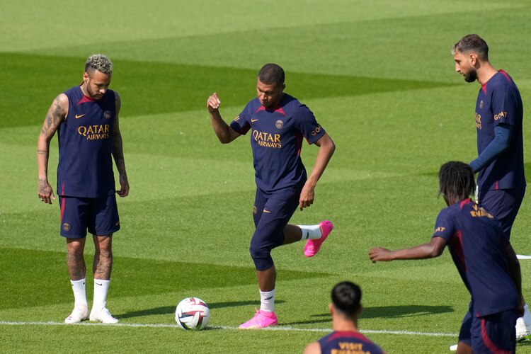 Kylian Mbappé durante un entrenamiento con el PSG.